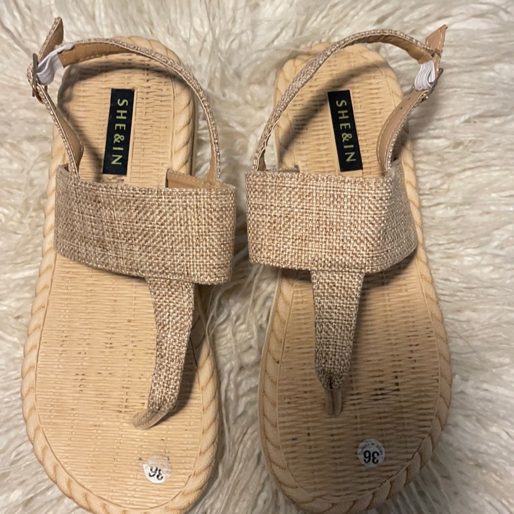 NWOT straw like sandal